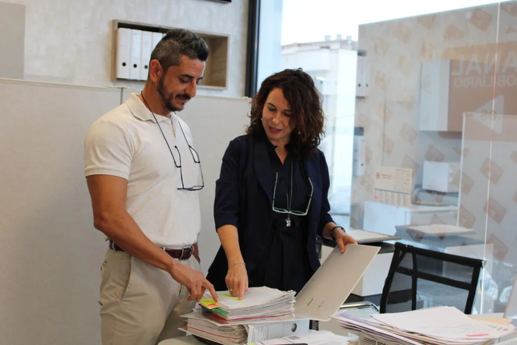 Alfredo Arroyo y maría jose buscando información